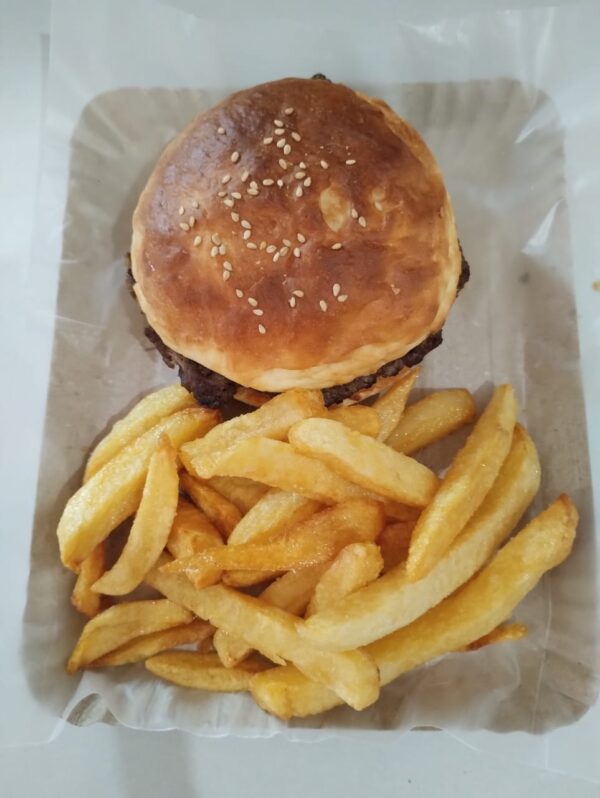 Hamb.con cheddar y baccon c/fritas