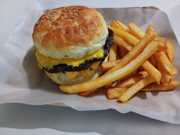 Hamburguesa Doble carne doble cheddar + papas fritas