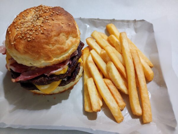 Hamburguesa doble carne, cheddar y panceta con papas fritas