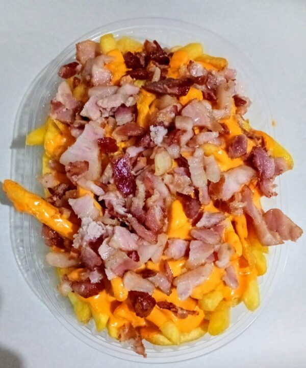 Papas fritas grandes con cheddar y panceta